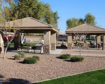 Family Friendly Home With Heated Pool Located On A Golf Course - Avondale - Patio