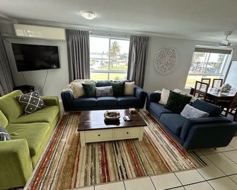 Luxury Ocean Front Apartment at The Barg - Bargara - Living room