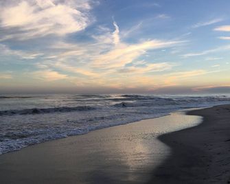 Hamptons Waterfront- Great Location! - Hampton Bays - Beach