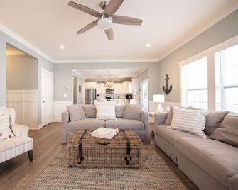 6 Br Home - Year Round Pool & Hot Tub, Fire Pit, Clubhouse & Marina - South Haven - Living room