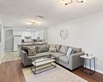 Magnolia Linen Company Unit 11 Downtown Auburn Across From Campus! - Auburn - Living room