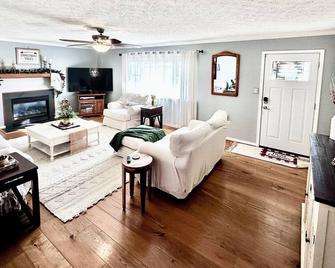 Steel Magnolias Cozy Main Home in Amelia County - Amelia Court House
