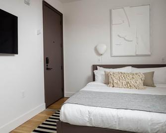 Boutique Hotel Suite above the Jefferson Theater on the Downtown Mall - Шарлоттсвіль - Спальня