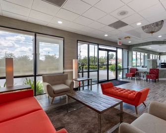 Ramada by Wyndham Altamonte Springs Near I-4 - Altamonte Springs - Lounge