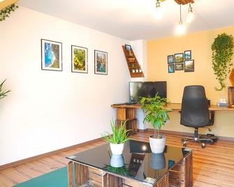 Modern, Cozy & Central - Kitchen, Parking Space, Netflix & More - Pfaffenhofen an der Ilm - Living room
