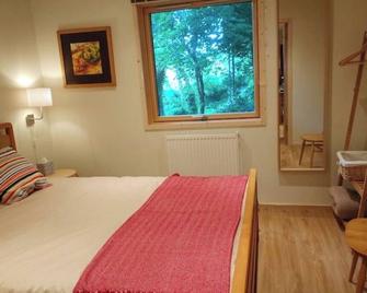 Best of both worlds, trees & town - Dursley - Bedroom