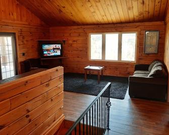 Beautiful log home + 1000 sq foot bunkie. 7 BEDS! - Gilmour - Sala de estar
