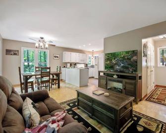Little Bear - Charming Cabin With Hot tub Fire pit Grill Wifi - Ellijay - Living room