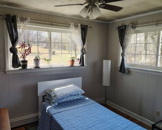 Charming 2-bedroom country house with AC, WiFi in Lenoir - Lenoir - Slaapkamer