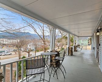 Suite 5, Quick Stroll to Downtown - Black Mountain - Balcony
