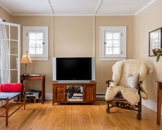 Elegant Cottage Rental with a Fire Pit in Lake Placid, New York - Lake Placid - Living room