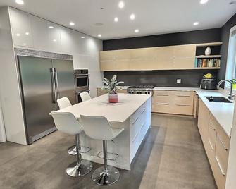 Modern House, Amazing Location: 4br, Sleeps 8, A/C, King + Queen Beds, Bike - Squamish - Küche