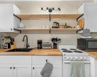 King Bed Modern Studio Apartment - Huntsville - Kitchen