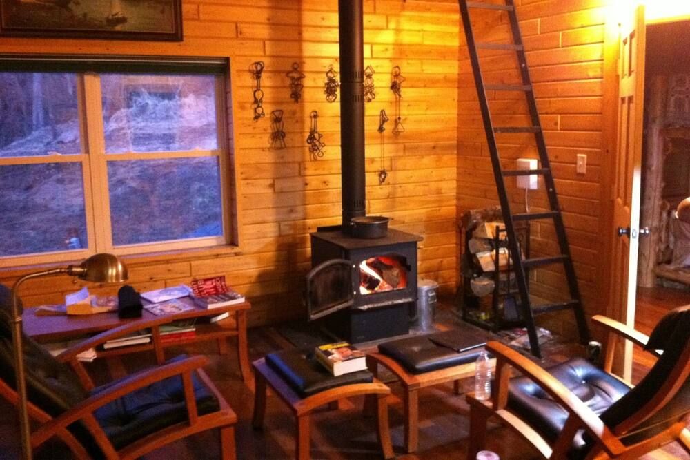 Living room view of Luxurious Cabin Retreat Near Oglebay Park