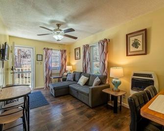 Quaint Cabin By The Creek Private - Pipestem - Living room