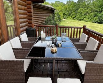 Modern cabin with pool and hot tub and outdoor sauna! Wanderlust Cabin! - Lodi - Balcony