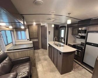 37.5 ft camper. Sleeps 9. Delivery option is available. - Mount Pleasant