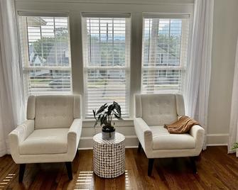 New Downtown Irvine 3/2 home w/king bed. Near Red River Gorge, Berea, Lex. - Irvine - Sala de estar