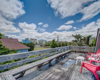 Dog-friendly home with ocean views, rooftop deck & WiFi - 4 lots to the beach - Avon - Balcón