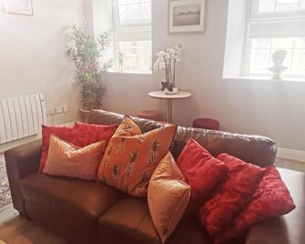360 Town Stay Apartments & Studios - Dungarvan - Living room