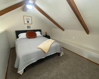 Cute Tiny Home! Outdoor Atmosphere! 5425 Cypress - Cleveland - Bedroom