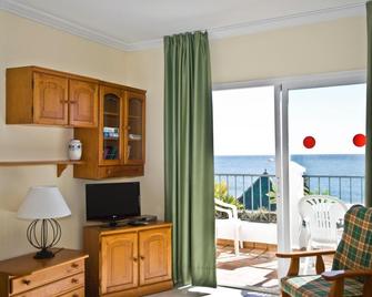 Apartamentos Hc Burriana Playa - Nerja - Wohnzimmer