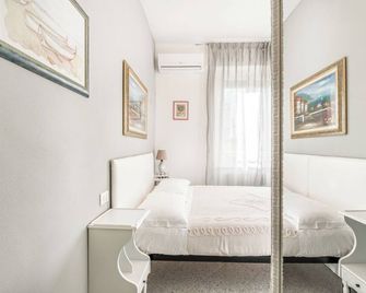 Lia Rooms 2 - La Spezia - Bedroom