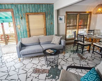 The Bali is perfect for your family's next trip to the beach! - Port Aransas - Living room