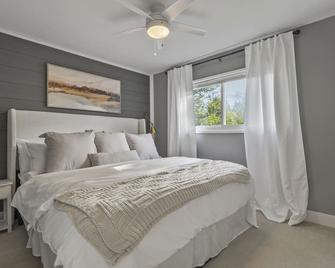 Cozy Grey Cottage 500 ft to beach - Lexington - Bedroom
