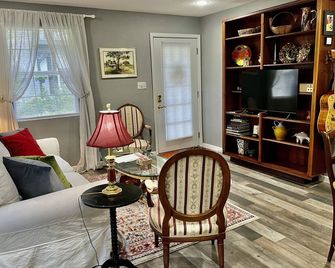 Private Tropical Garden Cottage Located In Quiet And Convenient Lakeview Area - New Orleans - Living room