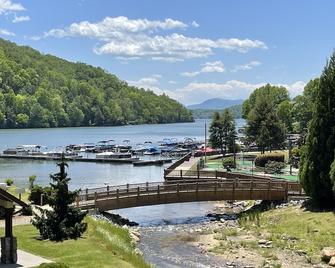 Lake Lure Cozy Mountain Studio at Rumbling Bald with Pools, Golf & Restaurants - Lake Lure - Vista del exterior