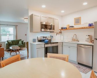 Stylish cottage 1 block from main drag in Nashville. Pet Friendly! - Nashville - Kitchen