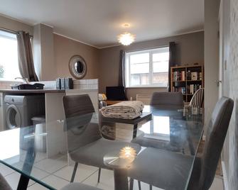 Modern 1-Bed Flat in Wigan - Wigan - Dining room