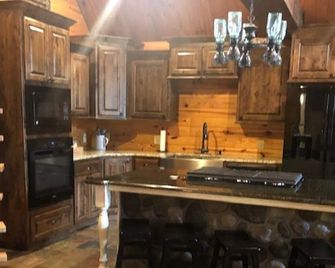 Relax, Fish, Visit Historic Jefferson & Caddo Lake - Jefferson - Kitchen