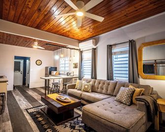 Island Industrial, one block from the heart of Christiansted town - Christiansted - Wohnzimmer