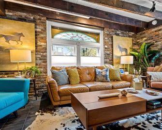 Walk to Gatton Park, Distillery District & Rupp Arena, Historic Carriage House - Lexington - Lounge