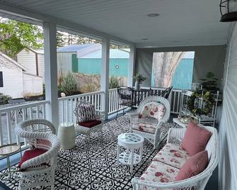 Quaint historic home in the heart of Bemus Point Village- a stroll to the water! - Bemus Point - Balcony
