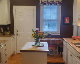 Wallace bike &ski retreat - Wallace - Kitchen