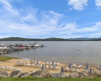 Enjoy pool or walk to Weirs Beach and more - Laconia - Plage