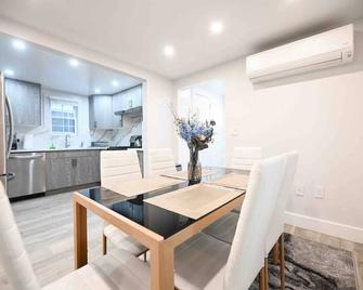 171 Broadway · Renovated House Steps Away From The Ocean - Milford - Dining room