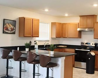Near Airport & Prime Location Getaway sleeps 8 - San Antonio - Keuken