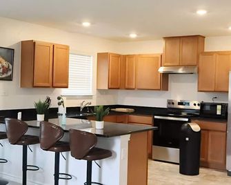 Near Airport & Prime Location Getaway sleeps 8 - סן אנטוניו - מטבח