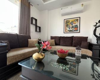 Fully Furnished Comfortable Rooms in Hauz Khas - Woodpecker Apartments - Nova Deli - Sala de estar