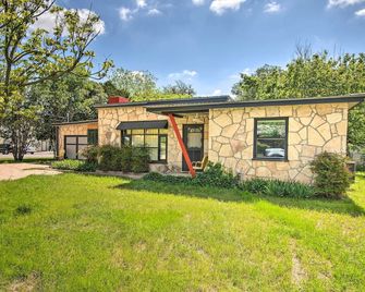 Remodeled Retro Home w/ Deck, Walk to Main Street! - Blanco - Building
