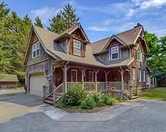 The Cabin at the Redwoods - Trinidad - Building