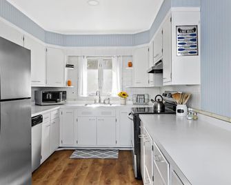 Lakefront Catskills Escape with Hot Tub, Game Room, and Theater! - Monticello - Кухня