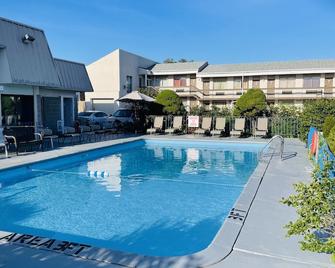 Niagara Lodge & Suites - Niagara Falls - Pool