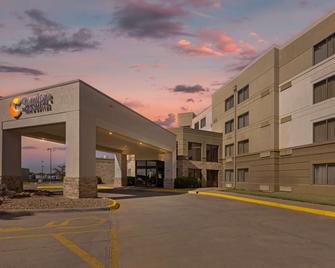Comfort Inn & Suites - Wichita - Building