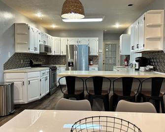 Clean Spacious Family Friendly Home Close to Historic Philadelphia 3 BR-sleeps 6 - Deptford - Kitchen