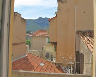 Studio flat with mezzanine 100m from the sea - Cassis - Balkon